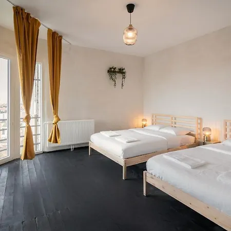 Two-bedroom In The Heart Of Apartment *