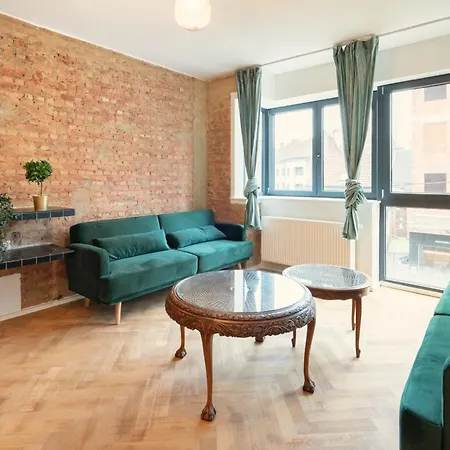 Two-bedroom In The Heart Of Apartment *